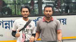 জবির আন্তঃবিভাগ ব্যাডমিন্টন টুর্নামেন্টে সেমিফাইনালিস্টকে ব্যাট উপহার দিলেন ছাত্রদল নেতা শাহরিয়ার