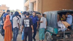 গোপালগঞ্জে বাসের চাপায় ভ্যানচালক নিহত, আহত ৬