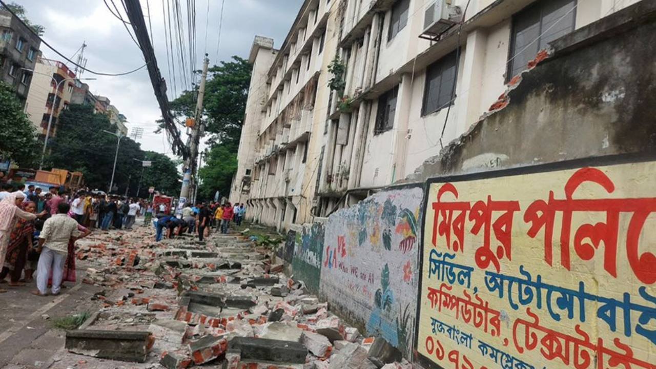মিরপুর কলেজের দেয়াল ধসে একজনের মৃত্যু, আহত অন্তত ৭