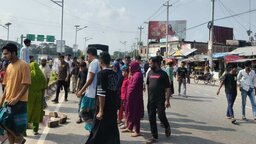 টুঙ্গিপাড়ায় বাসের ধাক্কায় স্কুলছাত্রীর মৃত্যু, উত্তেজিত জনতার সড়ক অবরোধ
