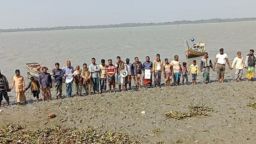 অবৈধ ট্রলিংয়ের বিরুদ্ধে বরগুনায় জেলেদের মানববন্ধন