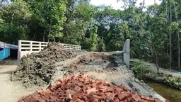 খাল নেই, তবুও প্রায় ৪ কোটি টাকার সেতু! সংযোগ সড়ক নিয়ে বিপাকে কয়েকটি পরিবার