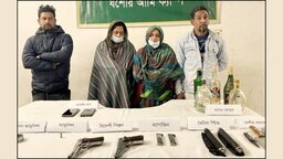 যশোরে যৌথ বাহিনীর অভিযানে অস্ত্র ও মদ উদ্ধার, দুই ভাইসহ আটক ৪