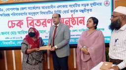 গোপালগঞ্জে সড়ক দুর্ঘটনায় নিহত ৮ জনের পরিবারকে আর্থিক অনুদান প্রদান