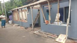 টুঙ্গিপাড়ায় রাস্তার উপর পাকা স্থাপনা নির্মাণের অভিযোগ