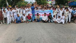 নলছিটিতে সড়ক সংস্কার ও পুনর্নির্মাণের দাবিতে মানববন্ধন ও মহাসড়ক অবরোধ
