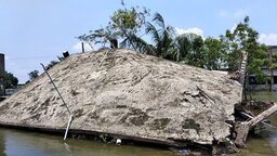 পাইকগাছায় কমিউনিটি ক্লিনিকের ভবন ধস, স্বাস্থ্যসেবা চলছে পাশের একটা স্কুলে
