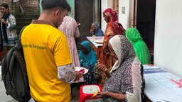 'হাসিমুখে ফল উৎসব'—প্রবীণদের সঙ্গে আনন্দ ভাগাভাগি করল ভিবিডি সাতক্ষীরা