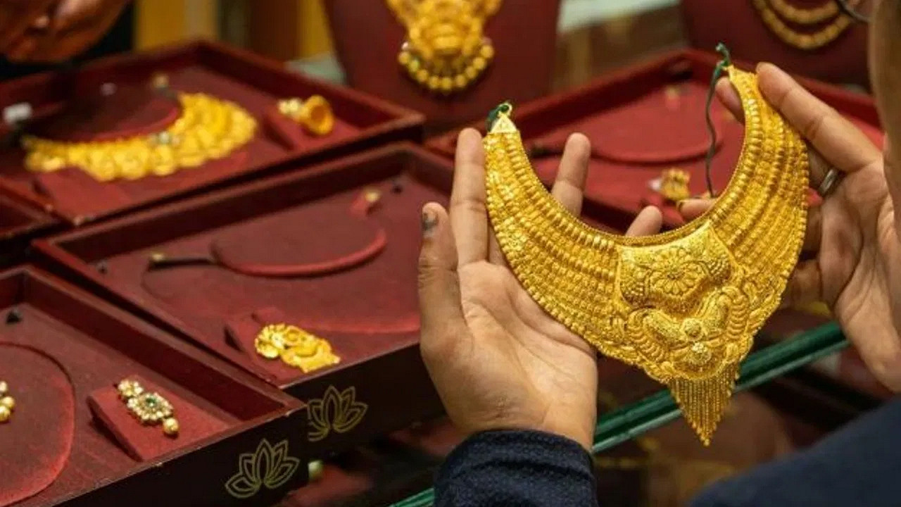 একলাফে সোনার দাম কমলো ৮৩৮৬ টাকা