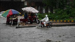 তুমুল ঝড়-বৃষ্টিতে পাকিস্তানের পাঞ্জাবে ১৩ জনের প্রাণহানি, আহত ৯২