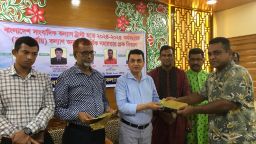বাংলাদেশ সাংবাদিক কল্যাণ ট্রাস্টের আর্থিক সহায়তার চেক বিতরণ