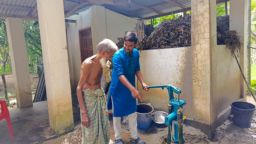 অসহায় বৃদ্ধের পাশে ইউএনও, টিউবওয়েল স্থাপন করে দিলেন নিজ উদ্যোগে