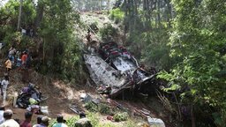 শ্রীলঙ্কায় ভয়াবহ বাস দুর্ঘটনায় ১৫ তীর্থযাত্রী নিহত