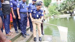 গোপালগঞ্জ পুলিশ লাইন্সের পুকুরে পোনা মাছ অবমুক্ত করলেন পুলিশ সুপার