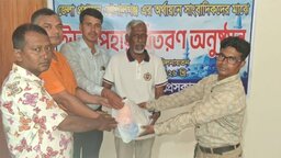 গোপালগঞ্জে সাংবাদিকদের মাঝে জেলা প্রশাসনের ঈদ উপহার বিতরণ