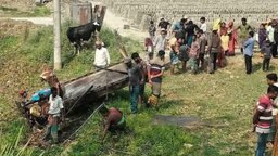 সাতক্ষীরায় গরুবোঝাই ইঞ্জিনভ্যান খাদে পড়ে নিহত- ২