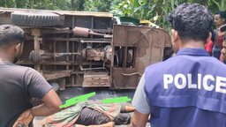 নলছিটিতে ট্রলি উল্টে মালিক নিহত, চালক আহত
