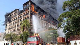 পোশাক কারখানায় দাউ দাউ করে জ্বলছে আগুন, ভবন ধসের আশঙ্কা