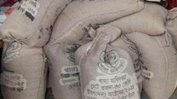 বাকেরগঞ্জে  সরকারী খাদ্য বান্ধব কর্মসূচি ( ওএমএস) এর  চাল ওজনে  কম দেওয়ায় ডিলারের বিরুদ্ধে ইউএনওর কাছে অভিযোগ