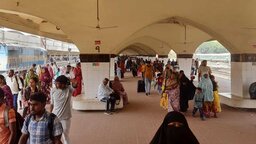 ছুটি শেষে ঢাকায় ফিরছে কর্মব্যস্ত মানুষ, দেরিতে ট্রেন ছাড়ার অভিযোগ