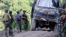 কাশ্মীরে সড়ক দুর্ঘটনায় ১০ ভারতীয় সেনা নিহত