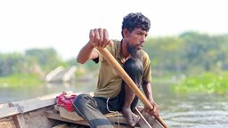 বর্ণি বাওড়ে এখনো চলে খেয়া, বৈঠা হাতে রসুলের জীবনসংগ্রাম
