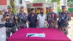 বেনাপোলে ইয়ার পিস্তলসহ ভারতীয় ট্রাক ড্রাইভার ও হেলপার আটক
