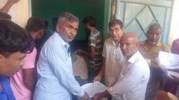 নীলফামারীর ইটাখোলায় দুস্থ পরিবারের মাঝে ভিজিএফের চাল বিতরণ