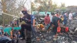 ঝালকাঠির শ্মশানঘাট এলাকায় ভয়াবহ অগ্নিকাণ্ড, পুড়ে ছাই ১০টির বেশি বসতঘর