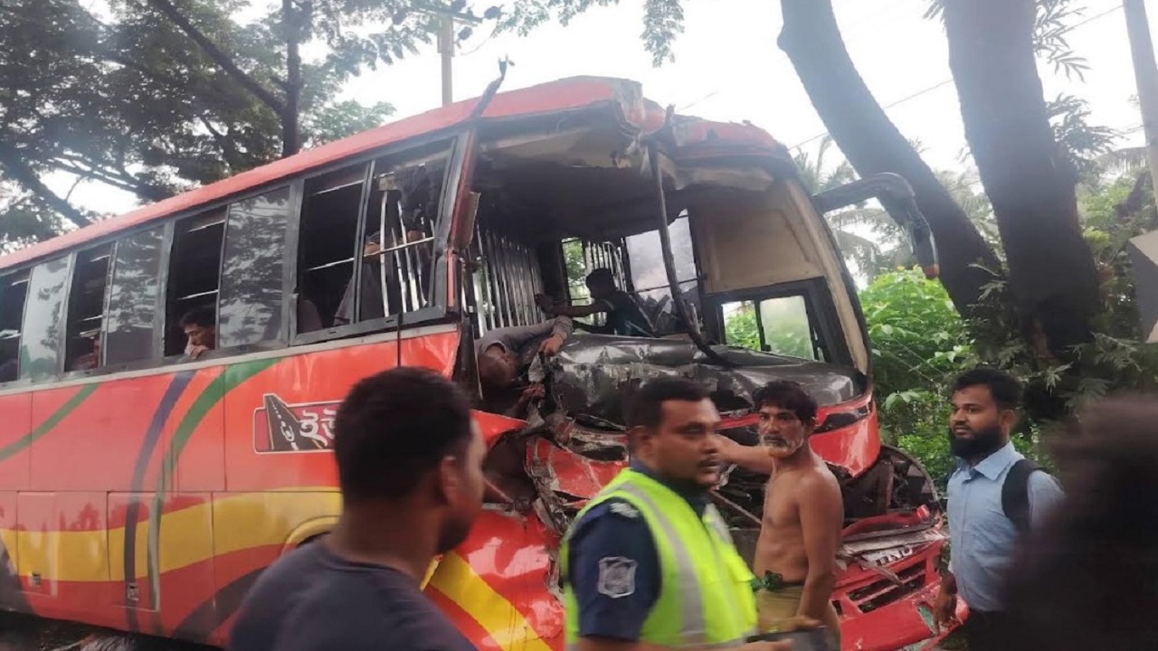 ঢাকা-চট্টগ্রাম মহাসড়কে কাভার্ডভ্যান, লরি ও বাসের ত্রিমুখী সংঘর্ষ, নিহত ৩