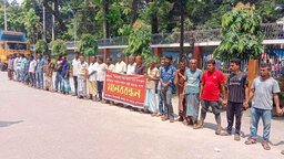 নীলফামারীতে খাদ্য গুদাম শ্রমিকদের মানববন্ধন ও স্মারকলিপি প্রদান
