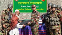 কালীগঞ্জে শীতার্তদের মাঝে সেনাবাহিনীর শীতবস্ত্র বিতরণ