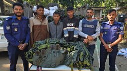 রামুতে বিপুল পরিমাণ অস্ত্র সরঞ্জামসহ ৩ পাচারকারী আটক