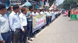 নীলফামারীতে মেডিকেল রিপ্রেজেন্টেটিভদের মানববন্ধন ও স্মারকলিপি প্রদান