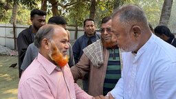 কোটালিপাড়ায় দুয়ারে দুয়ারে গণসংযোগ করছেন বিএনপির প্রার্থী এস এম জিলানী