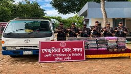 ফেনী সীমান্তে ৬৮ লাখ টাকার ভারতীয় শাড়ি ও চকলেটসহ মিনি ট্রাক জব্দ