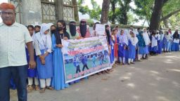 সাতক্ষীরায় শিক্ষককে অপমান ও হেনস্থার প্রতিবাদে মানববন্ধন