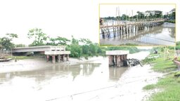 পাইকগাছায় ব্রিজের কাজ ফেলে উধাও ঠিকাদার, ঝুঁকিপূর্ণ সাঁকোয় চলছে পারাপার
