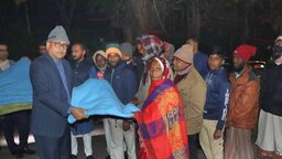 গোপালগঞ্জে শীতের রাতে দুস্থদের গায়ে ২শ' কম্বল জড়ালেন জেলা প্রশাসক
