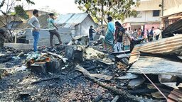 পাথরঘাটার কাকচিড়া বাজারে ভয়াবহ অগ্নিকাণ্ডে ৬ দোকান পুড়ে ছাই