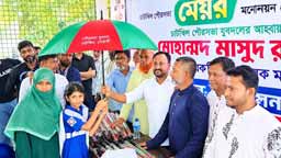 চাটখিলে শিক্ষার্থীদের মাঝে মেয়র প্রার্থী মাসুদ রানার ছাতা বিতরণ
