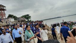 জাফলংয়ে দুই উপদেষ্টার গাড়ি আটকে পাথর শ্রমিকদের বিক্ষোভ