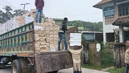 গোপালগঞ্জে মাধ্যমিক শিক্ষা অফিসে পৌঁছেছে নতুন পাঠ্যবইয়ের চালান