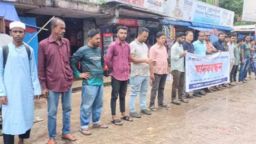 অটোরিকশা ও ইজিবাইকের যৌক্তিক ভাড়া নির্ধারণের দাবিতে মানববন্ধন