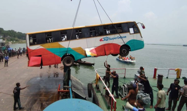 দৌলতদিয়ায় পদ্মায় ডুবে যাওয়া বাস উদ্ধার