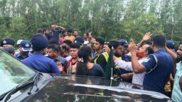 পাহাড়ে অবৈধভাবে বালু-পাথর তোলা নিয়ে উপদেষ্টাকে প্রশ্ন করায় সাংবাদিকদের ওপর হামলা