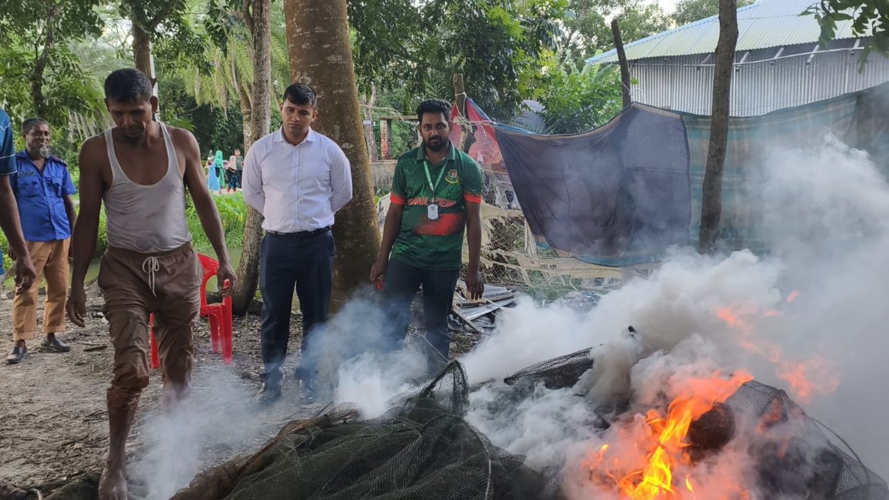 ১০ হাজার মিটার অবৈধ চায়না দুয়ারী জাল পুড়িয়ে ধ্বংস