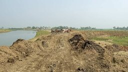 ধর্মপাশা ও মধ্যনগরে ফসলরক্ষা বাঁধের কাজ অসমাপ্ত, শঙ্কায় হাওরের কৃষকেরা