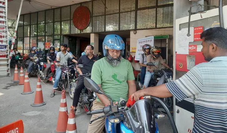 সাপ্তাহিক বন্ধের দিনেও পাম্পগুলোতে যানবাহনের দীর্ঘ সারি