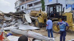 নড়াইলের হকার্স মার্কেট গুড়িয়ে দিলো প্রশাসন
